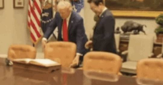 도널드 트럼프 미국 대통령이 25일(현지시간) 이재명 대통령의 의자를 빼주는 모습. 유튜브.