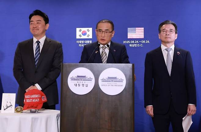 강훈식 대통령 비서실장(왼쪽부터),위성락 국가안보실장, 김용범 정책실장이 25일(현지시간) 미국 워싱턴DC의 한국프레스센터가 마련된 호텔에서 이재명 대통령과 도널드 트럼프 미국 대통령의 한미정상회담 관련 브리핑을 하고 있다. ⓒ연합뉴스