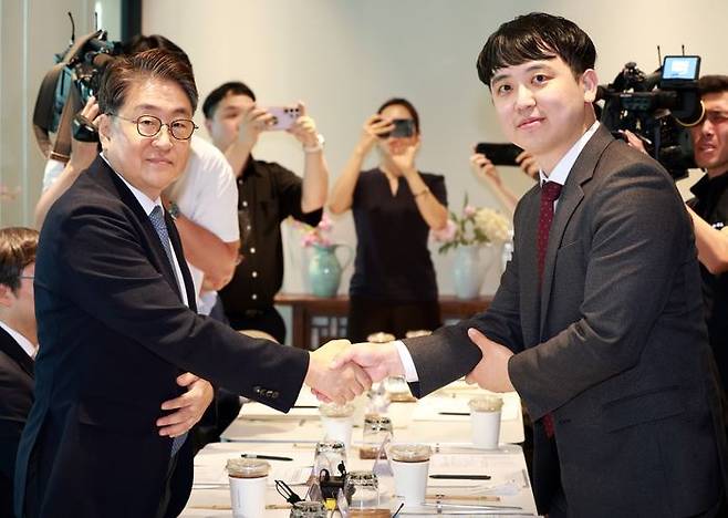 한성존(오른쪽) 대한전공의협의회 비상대책위원장과 김원섭(왼쪽) 대한수련병원협의회 회장이 26일 오후 서울 용산구 서울리에에서 열린 대한정공의협의회-대한수련병원협의회 간담회에서 포즈를 취하고 있다. ⓒ뉴시스