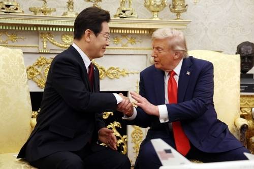 이재명 대통령과 도널드 트럼프 미국 대통령이 25일(현지시간) 미국 워싱턴DC 백악관에서 정상회담을 하며 악수하고 있다. 연합뉴스
