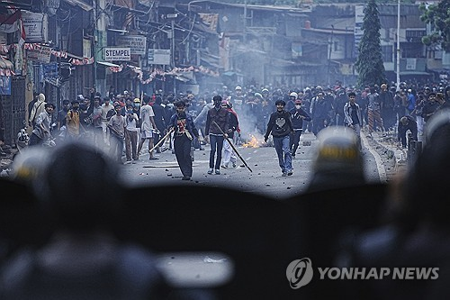 국회의원 주택 수당 지급 반대 시위  [AP 연합뉴스]
