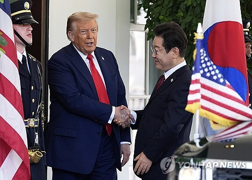 25일(현지시간) 미국 도널드 트럼프(왼쪽) 대통령이 워싱턴DC에서 열린 한미정상회담을 위해 백악관을 방문한 이재명 대통령과 악수하고 있다. [워싱턴 AP=연합뉴스]
