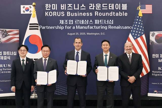 정기선 HD현대 수석부회장이 25일(현지시간) 미국 워싱턴 DC 윌라드 인터콘티넨탈 호텔에서 ‘한미 조선산업 공동 투자 프로그램 조성을 위한 양해각서‘(MOU)를 체결한 후 기념 촬영하고 있다. 왼쪽부터 김정관 산업통상자원부 장관, 김복규 한국산업은행 수석부행장, 프랭크 브루노 서버러스 캐피탈 최고경영자, 정기선 HD현대 수석부회장, 하워드 러트닉 미국 상무부 장관. HD현대 제공.