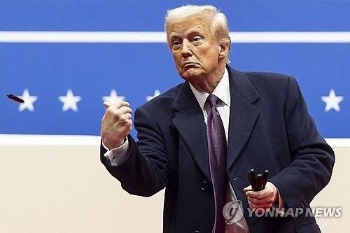 서명에 사용한 펜을 지지자들에게 던지는 트럼프 대통령. /사진=연합뉴스