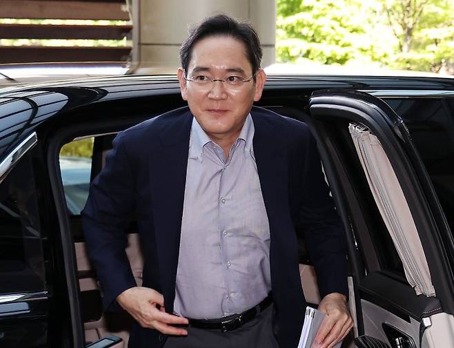 이재용 삼성전자 회장이 24일 오후 서울 강서구 김포비즈니스항공센터에서 한미 정상회담 경제사절단 동행을 위해 미국으로 출국하고 있다. 뉴스1