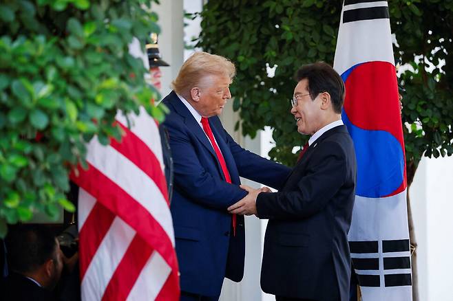 미국 워싱턴 디시(D.C.) 백악관에서 이재명 대통령을 환영하는 도널드 트럼프 미국 대통령. 워싱턴/로이터 연합뉴스