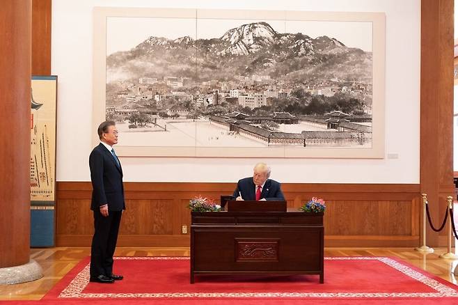 2019년 6월30일 도널드 트럼프 대통령이 청와대에 방문했을 때 서명하는 모습. 댄 스카비노 백악관 소셜미디어 국장 엑스(X·옛 트위터) 갈무리