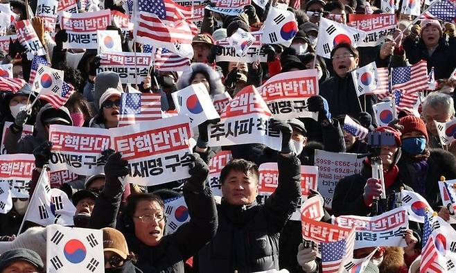 지난해 12월14일 오후 서울 광화문에서 열린 ‘자유 대한민국 수호 국민혁명대회’에서 참석자들이 탄핵 반대 구호를 외치고 있다. 연합뉴스
