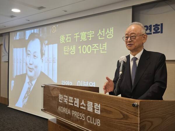 이부영 동아투위 위원장이 8월11일 행사에서 강연하고 있다. 그는 이 자리에서 후석의 ‘복합국가론\'이 한국의 ‘국가연합\' 정책의 첫번째 공개제안이었다고 밝혔다. 이부영 위원장 제공