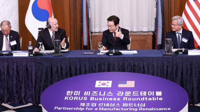 이재명(왼쪽 세 번째) 대통령이 25일 미국 워싱턴DC 윌라드 호텔에서 열린 '한미 비즈니스 라운드 테이블'에서 하워드 러트닉(두 번째) 미 상무장관의 발언에 엄지손가락을 들어 보이고 있다. 워싱턴=연합뉴스