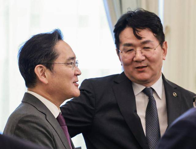이재용(왼쪽) 삼성전자 회장, 조원태 한진그룹 회장이 25일 미국 워싱턴DC 윌라드 호텔에서 열린 한미 비즈니스 라운드테이블에서 대화하고 있다. 워싱턴=연합뉴스