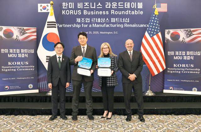 대한항공이 25일 미국 워싱턴 현지에서 보잉 차세대 고효율 항공기 103대 구매를 위한 양해각서를 체결했다. 왼쪽부터 김정관 산업통상자원부장관, 조원태 한진그룹 회장, 스테퍼니 포프 보잉 상용기 부문 사장 겸 최고 경영자, 하워드 러트닉 미국 상무부 장관. 대한항공 제공