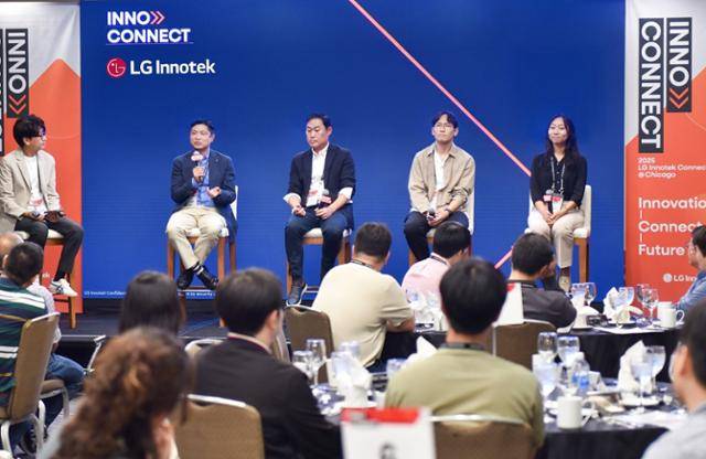 노승원(왼쪽에서 두 번째)) LG이노텍 CTO(전무)를 비롯한 LG이노텍 관계자들이 최근 미국 시카고 하얏트 리젠시 호텔에서 열린 인재 채용 행사 ‘이노 커넥트(Inno Connect)’에서 참석 인재들과 질의응답을 진행하고 있다. LG이노텍