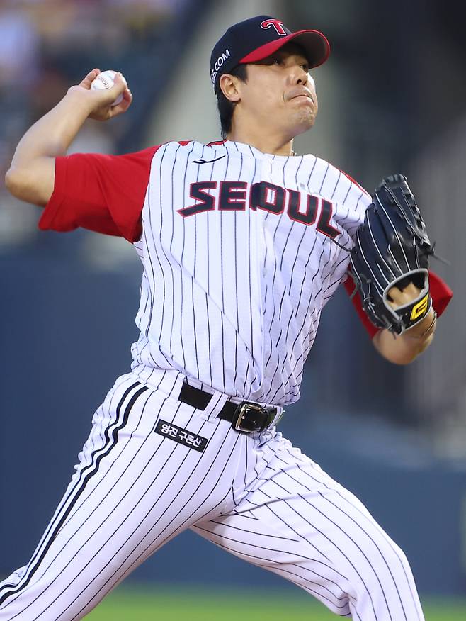 <yonhap photo-3911="">(서울=연합뉴스) 김도훈 기자 = 20일 서울 잠실야구장에서 열린 프로야구 2025 신한 SOL 뱅크 KBO리그 롯데 자이언츠와 LG 트윈스 경기. 6회말 교체 투입된 LG 김진성이 역투하고 있다. 2025.7.20 superdoo82@yna.co.kr/2025-07-20 19:47:29/ <저작권자 ⓒ 1980-2025 ㈜연합뉴스. 무단 전재 재배포 금지, AI 학습 및 활용 금지></yonhap>