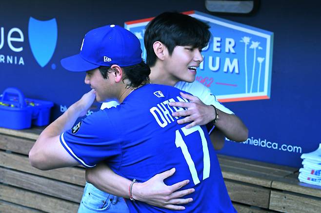 <yonhap photo-2534="">BTS 뷔가 경기 전 오타니 쇼헤이와 인사한 뒤 포옹하는 장면. UPI=연합뉴스</yonhap>