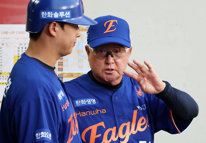 <yonhap photo-4040="">8월 1일 광주 KIA전 도중 노시환에게 조언하는 김경문 한화 감독. 연합뉴스</yonhap>