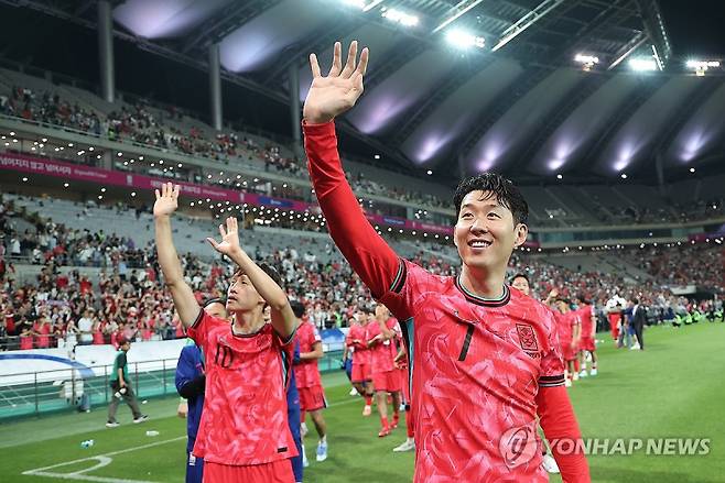 손흥민, 팬들 향해 감사 인사_(서울=연합뉴스) 김성민 기자 = 한국 축구 국가대표팀 주장 손흥민이 10일 서울월드컵경기장에서 열린 11회 연속 월드컵 본선 진출 축하 행사에서 관중들에게 인사를 하고 있다. 2025.6.10 ksm7976@yna.co.kr