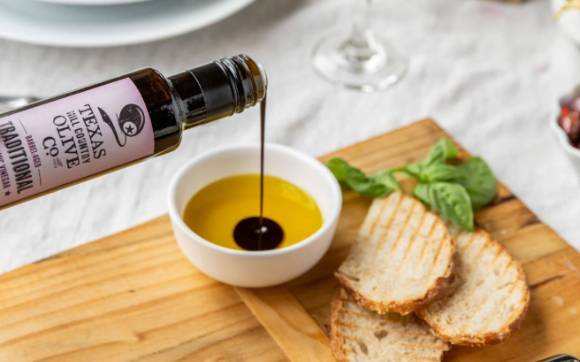발사믹 식초는 혈당을 내리게 하는 데 효과적이다. 사진은 발사믹 식초. [사진=Texas Hill Country Olive Co.]