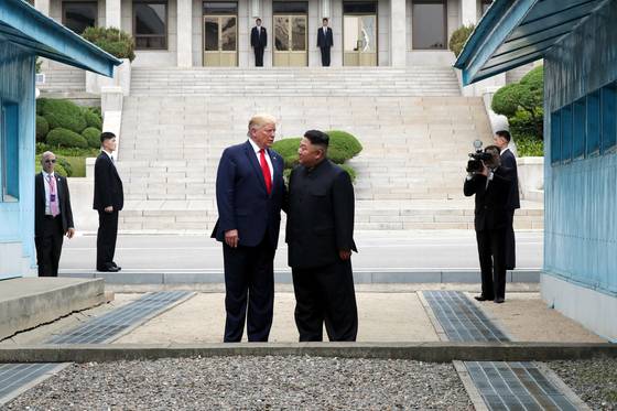 2019년 6월 30일 열린 판문점 북·미 정상회담에서 도널드 트럼프 당시 미국 대통령과 김정은 북한 국무위원장이 이야기하고 있다. 청와대사진기자단