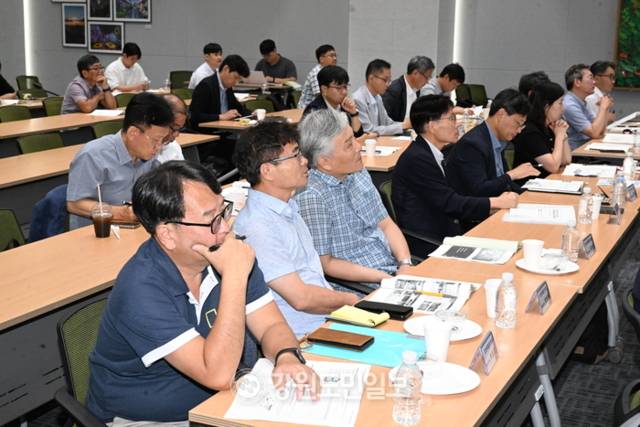 ▲ 강원지역현안세미나 ‘동해안지역 물 부족의 항구적 해결을 위한 토론회’가 26일 강원연구원 리버티홀에서 열렸다. 김정호 기자