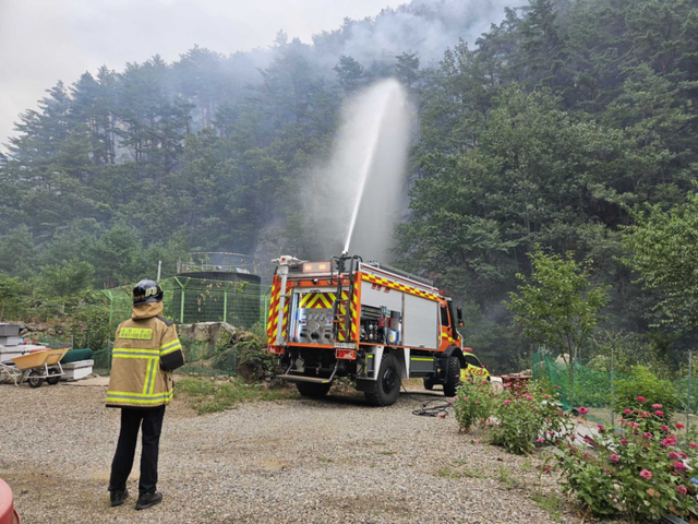 ▲ 26일 오후 9시 30분쯤 산림·소방당국이 삼척시 가곡면 오목리 야산에서 재발화한 산불의 주불 진화를 완료했다. 강원소방본부 제공