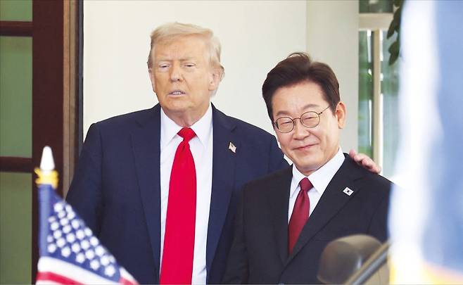 < 친근한 한·미 정상 > 도널드 트럼프 미국 대통령이 25일(현지시간) 한·미 정상회담을 위해 백악관에 도착한 이재명 대통령의 어깨에 손을 올리며 친근감을 나타내고 있다.  /연합뉴스