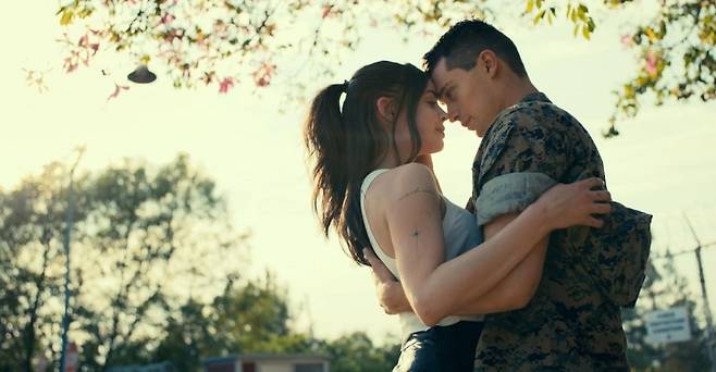 넷플릭스 영화 <퍼플 하트> 스틸 컷 / 사진. © 2022 Netflix, Inc, 출처. IMDb