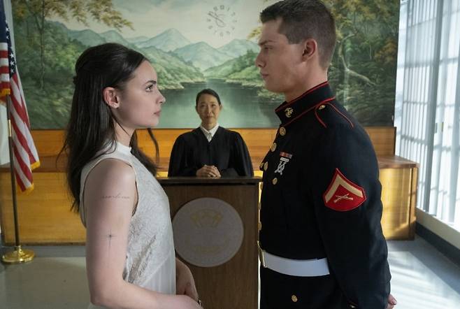넷플릭스 영화 <퍼플 하트> 스틸 컷 / 사진. © 2022 Netflix, Inc, 출처. IMDb
