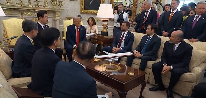 이연향 미국 국무부 통역국장(트럼프 대통령 오른쪽)이 25일(현지시간) 한미 정상회담에서 도널드 트럼프 대통령의 발언을 통역하고 있다.