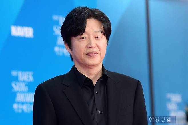 배우 김희원이 5일 오후 서울 삼성동 코엑스에서 열린 '제61회 백상예술대상' 레드카펫 행사에 참석해 포토타임을 갖고 있다. / 변성현 한경닷컴 기자 byun84@hankyung.com