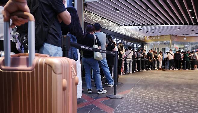 서울 시내 한 면세점 앞에서 관광객들이 입장을 위해 대기해 있는 모습. 사진=연합뉴스