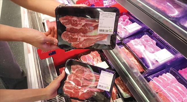 이마트가 대형마트 최초로 선보인 호주산 프리미엄 양고기 ‘블랙 램’ 제품.  이마트 제공