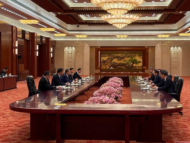 박병석 전 국회의장을 단장으로 하는 이재명 정부의 중국 특사단이 26일 중국 베이징에서 자오러지 전국인민대표대회 상무위원장과 면담을 하고 있다. / 사진=외교부