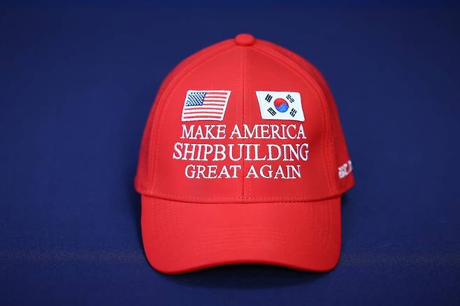 8월 3일 대통령실에서 공개한 ‘마스가(MASGA·Make American Shipbuilding Great Again)’ 모자. 초읽기에 몰리던 한미관세 협상의 막판 타결을 이끈 한미 조선 산업 협력 프로젝트인 마스가는 '마가(MAGA·Make America Great Again)’라는 정치 구호를 내세워 재선에 성공한 도널드 트럼프 미국 대통령을 설득한 맞춤형 구호로 알려졌다. 사진=대통령실사진기자단