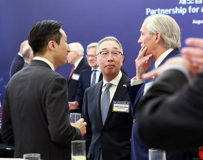 박지원 두산에너빌리티 회장(가운데), 정기선 HD현대 수석부회장이 25일(현지 시간) 미국 워싱턴DC 윌라드 호텔에서 열린 한미 비즈니스 라운드 테이블에서 참석한 미국 기업인과 대화하고 있다. 사진=연합뉴스