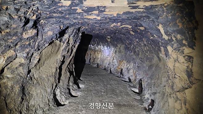 일본 전쟁유적 중 최초로 문화재로 지정된 오키나와 하에바루 육군병원 20호 지하호의 내부모습. 하에바루는 지난 2007년 20호 지하호의 내부를 보존해 대중에 공개하고 있다. 김경민 기자