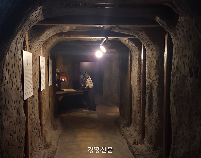 지난달 14일 오키나와 하에바루문화센터 전시관. 당시 하에바루호의 모습을 모형 등으로 재현하고 생존자의 구술을 배치했다. 김경민 기자