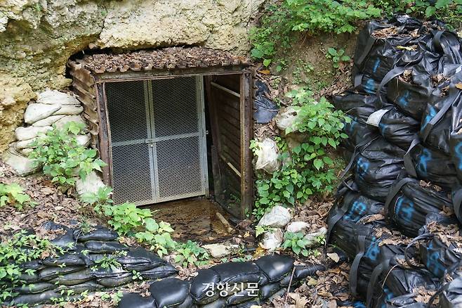 지난달 15일 오키나와 나하시 슈리성 인근에 위치한 32군사령부 5호갱의 입구. 오키나와현은 내부를 보존해 대중에 공개할 예정이다. 김경민 기자