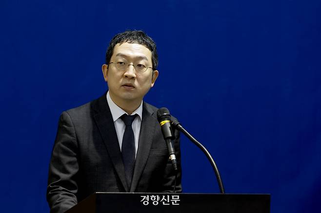 해병대 채모 상병 순직사건 관련 의혹을 수사하는 이명현 특별검사팀의 정민영 특별검사보가 26일 서울 서초구 특검 사무실에서 수사 관련 브리핑을 하고 있다. 문재원 기자