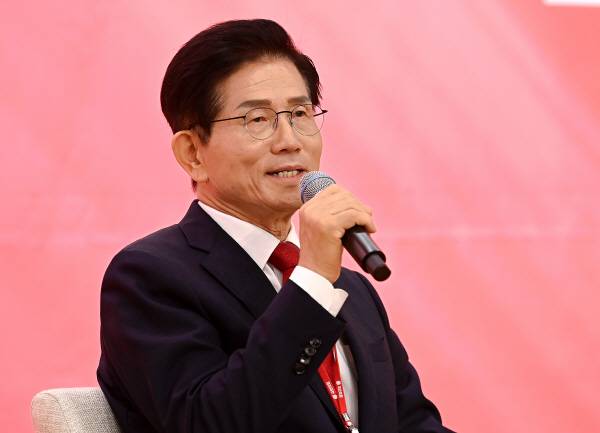 국민의힘 김문수 당 대표 후보가 26일 서울 여의도 국회도서관에서 열린 제6차 전당대회 결선에서 사회자의 질문에 답변하고 있다. 국회사진기자단