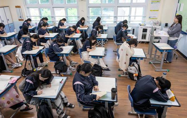 2026학년도 대학수학능력시험(수능) 6월 모의평가 시험 문제를 풀고 있는 부산 사상구 주례여고 학생들. 국제신문DB