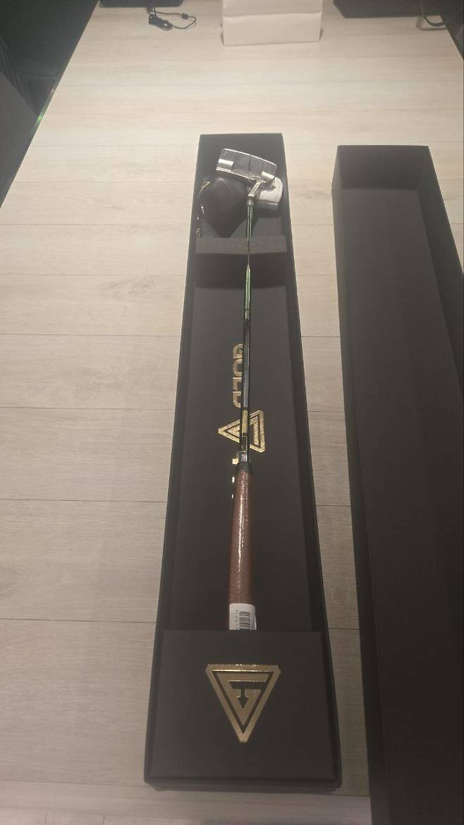 Golf equipment engraved with U.S. President Donald Trump's name and tailored to Trump's physique, given by Korean President Lee Jae Myung during their summit in Washington on Aug. 25. [PRESIDENTIAL OFFICE]