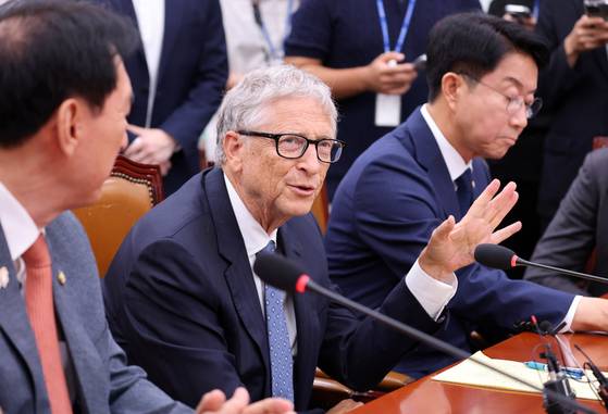 Bill Gates, chair of the Gates Foundation, speaks during a discussion on Korea's global leadership at with parliamentary Foreign Affairs and Unification Committee lawmakers at the National Assembly in Yeouido, western Seoul, on Aug. 21. [JOINT PRESS CORPS]