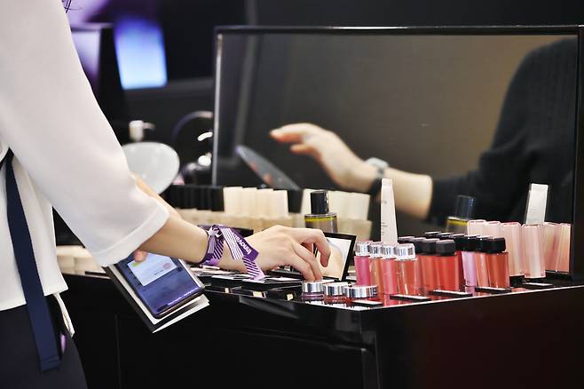 A visitor looks at beauty products on display at a booth at the Kurly Beauty Festa 2024 on Oct. 10, 2024. [YONHAP]