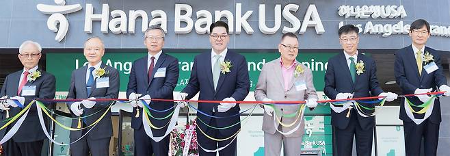Lee Eun-hyung, vice chairman of Hana Financial Group, fourth from left, joins guests in a ribbon-cutting ceremony at the opening ceremony of Hana Bank USA's Los Angeles branch on Aug. 25. [HANA FINANCIAL GROUP]