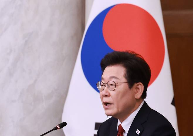 이재명 대통령이 25일(현지시간) 미국 워싱턴DC 윌라드 호텔에서 열린 한미 비즈니스 라운드 테이블에서 연설하고 있다. 연합뉴스