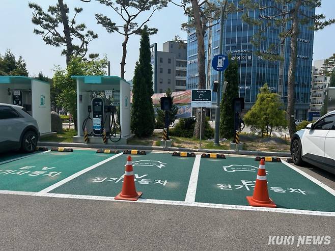 예산군청 전기자동차 충전구역.