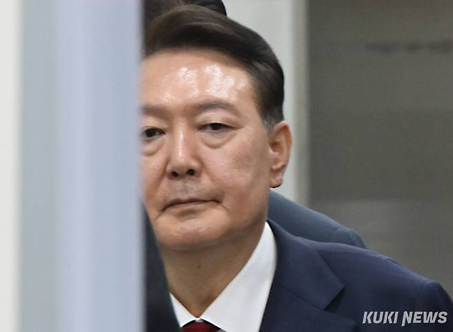 윤석열 전 대통령이 지난달 9일 서울 서초구 서울중앙지법에서 영장실질심사를 마치고 나오고 있다. 사진공동취재단