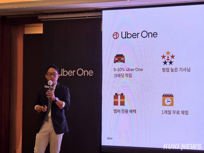송진우 우버 택시코리아 총괄이 26일 서울 중구 롯데호텔 서울에서 우버 택시 기자간담회를 통해 ‘우버 원’에&nbsp;대해 설명하고 있다. 정우진 기자