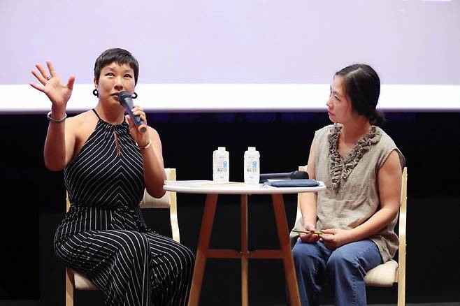 하나뿐인지구 컨퍼런스에서 대담을 진행 중인 정영주 배우와 허아람 인디고서원 대표. 정영주 배우는 “우리 모두가 ‘기후난민’이 되어가고 있다. 아이도 중요하지만 부모들이 와서 봐야 하는 영화제”리고 강조했다. /사진=하나뿐인지구영상제 조직위원회 제공